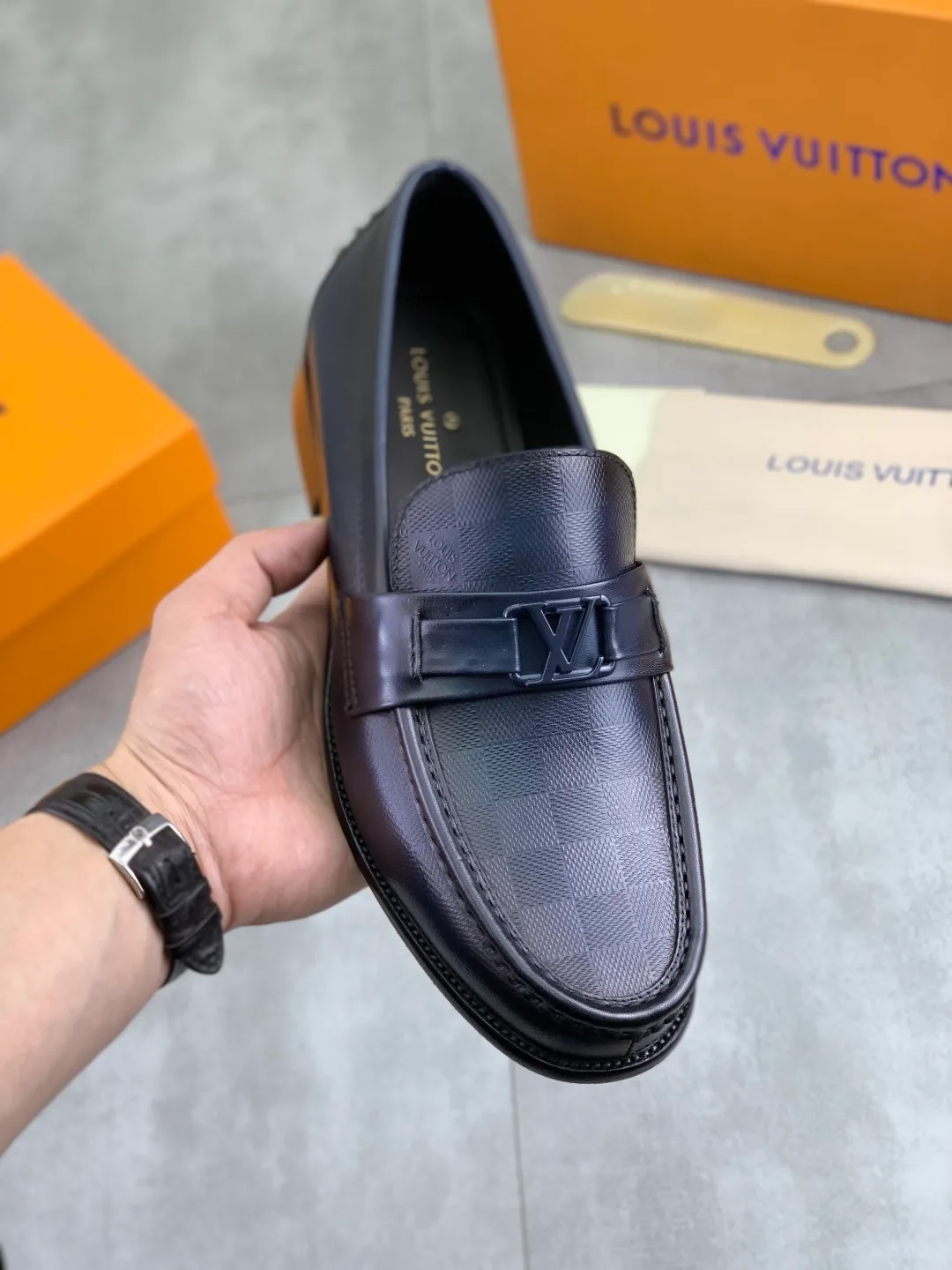 Men's men's shoes 💰P520 New style 💶[LOUIS VUITTON] Water-dyed Niuli Original order New style 🍀LV Louis Vuitton *——Top version of LV classic leather shoes! Made of imported original calfskin, original leather side strips and wear-resistant high-end rubber outsole! High quality products! Color: Black optional Size: 39-44 (45 customized)
